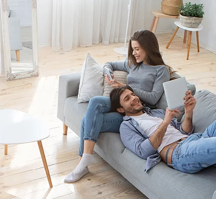 Internet illusztrációs kép: internetező pár