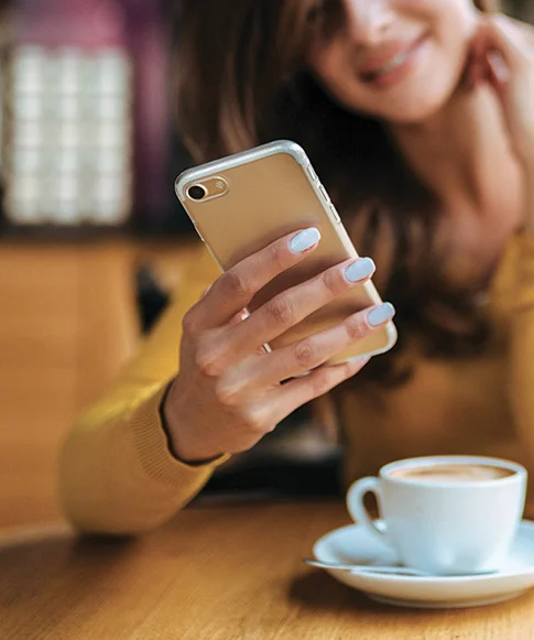 tarr pakk illusztrációs kép: nő mobiltelefonnal