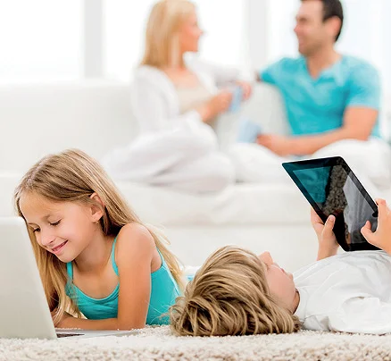 Biztonságos internet illusztrációs kép: internetező gyerekek