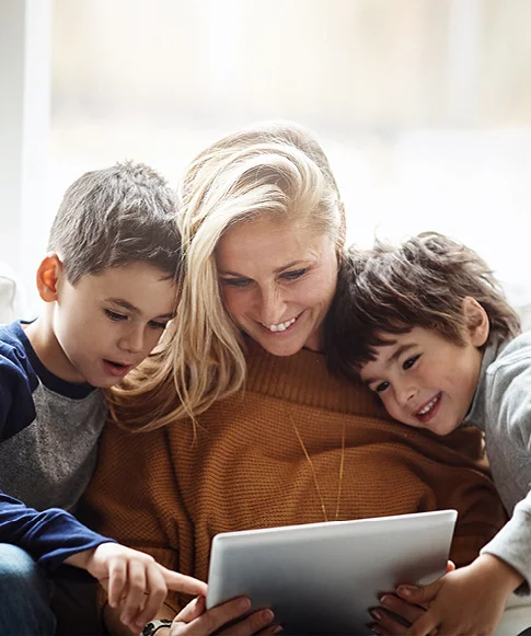 Biztonságos internet illusztrációs kép: internetező anya gyerekekkel
