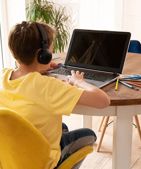 Biztonságos internet illusztrációs kép: internetező gyerek