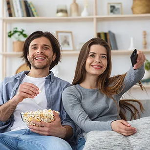Televízió illusztrációs kép: tévéző pár
