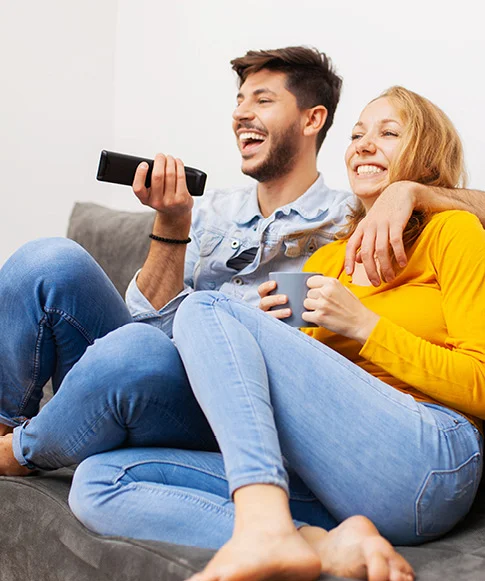 Televízió illusztrációs kép: tévéző pár