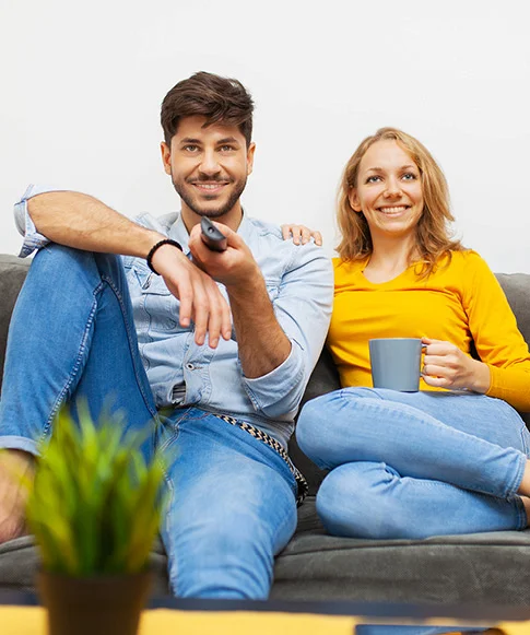 Televízió illusztrációs kép: tévéző pár