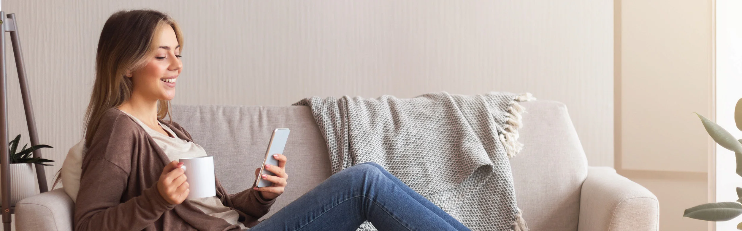 Mobil oldalhoz illusztráció: nő mobiltelefonnal
