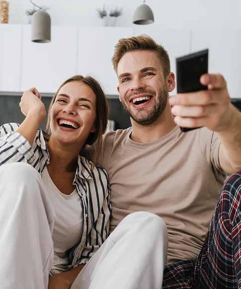 Illusztrációs kép OnlineTV szolgáltatáshoz- fiatal pár tévézik