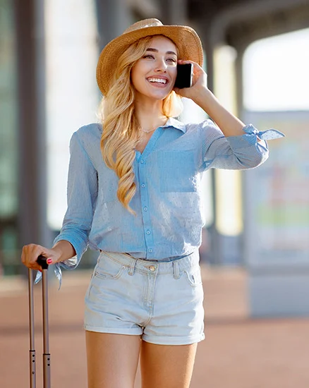 illusztrációs kép adatroaminghoz- nő mobiltelefonnal, bőrönddel