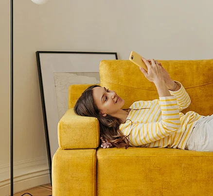Mobil oldalhoz illusztráció: nő mobiltelefonnal