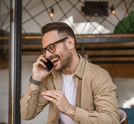 Mobil oldalhoz illusztráció: férfi mobiltelefonnal