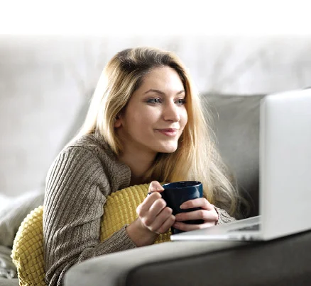 Internet illusztrációs kép: internetező nő