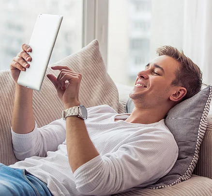 Internet illusztrációs kép: internetező férfi